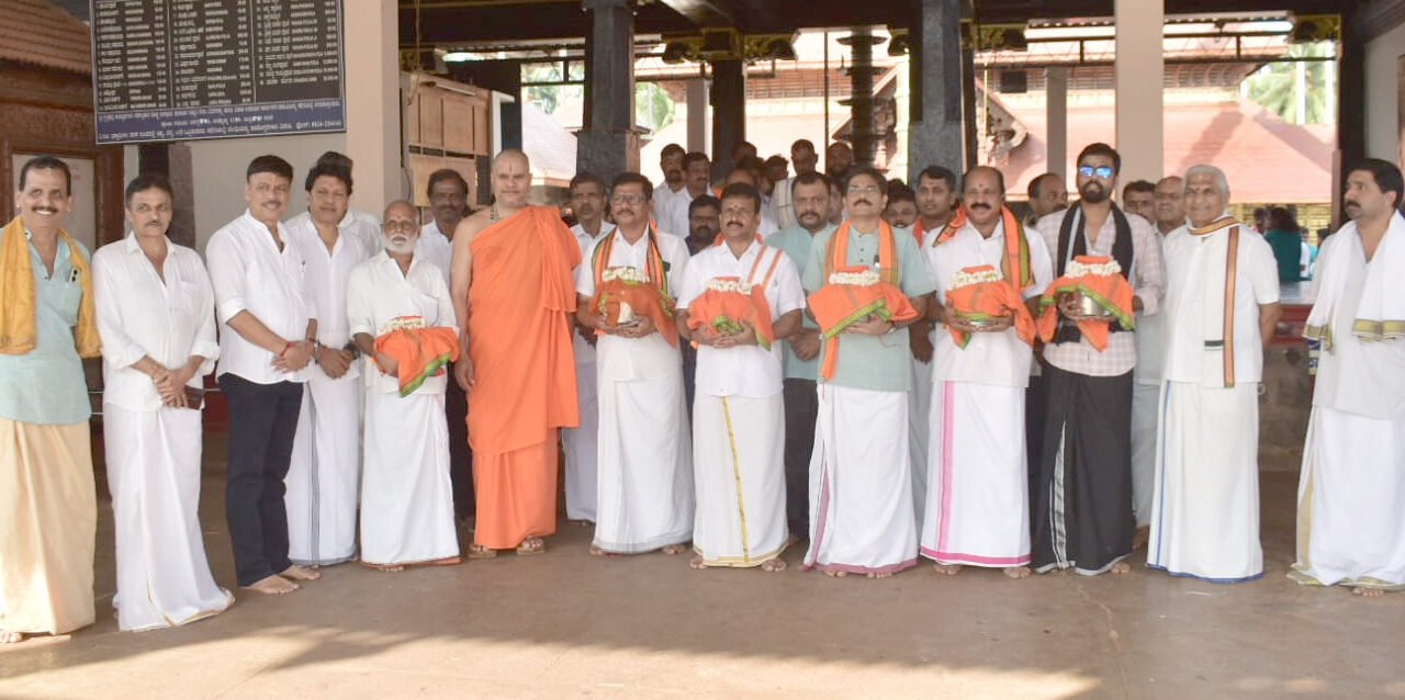 ಪವಿತ್ರ ಮಂತ್ರಾಕ್ಷತೆ ವಿತರಣೆ