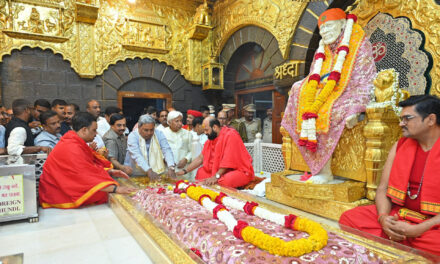 ಶಿರಡಿ ಶ್ರೀ ಸಾಯಿಬಾಬಾ ಮಂದಿರಕ್ಕೆ ಸಿ.ಎಂ. ಭೇಟಿ