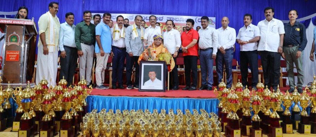 ಬಂಟ್ವಾಳ ಬಂಟರ ಸಂಘದಿಂದ ಸಮಾಜದ ಸಾಧಕರಿಗೆ ಗೌರವಾರ್ಪಣೆ