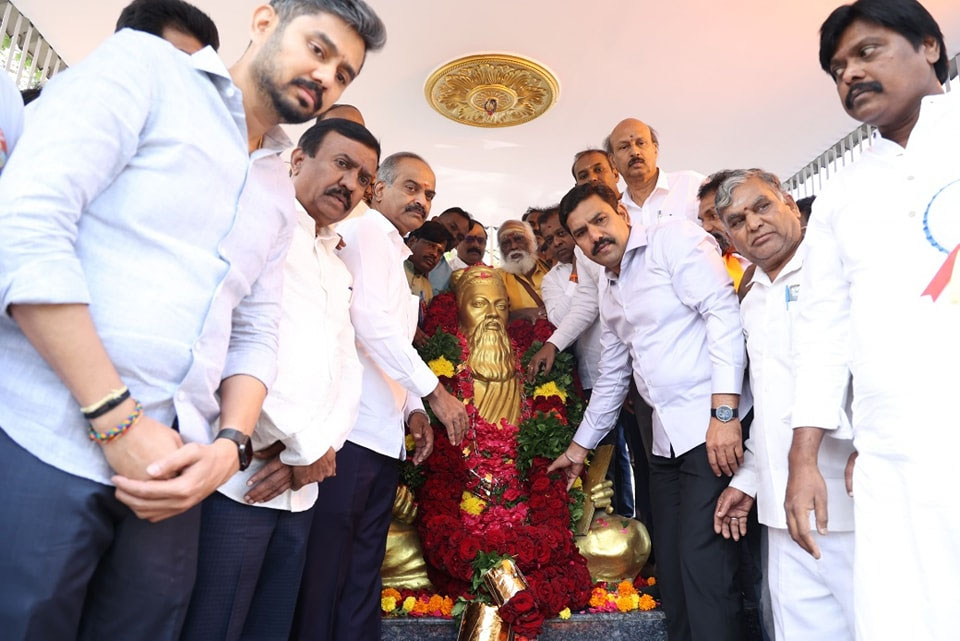 ಭಾಷಾ ಸಾಮರಸ್ಯ ಹಾಗೂ ಸೋದರತ್ವದ ಪ್ರತೀಕ ತಿರುವಳ್ಳವರ್”.