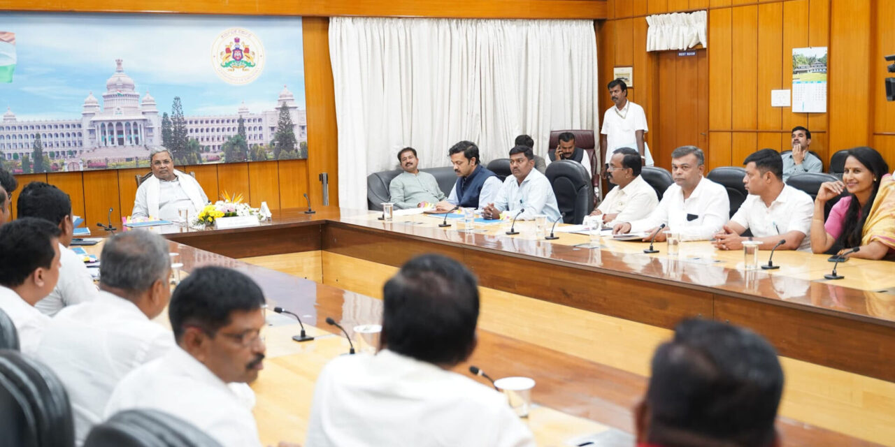 ಕರ್ನಾಟಕ ರಾಜ್ಯ ಸರ್ಕಾರಿ ಎನ್.ಪಿ.ಎಸ್ ನೌಕರರ ಸಂಘದ ಪದಾಧಿಕಾರಿಗಳು -ಸಿ.ಎಂ.ಭೇಟಿ