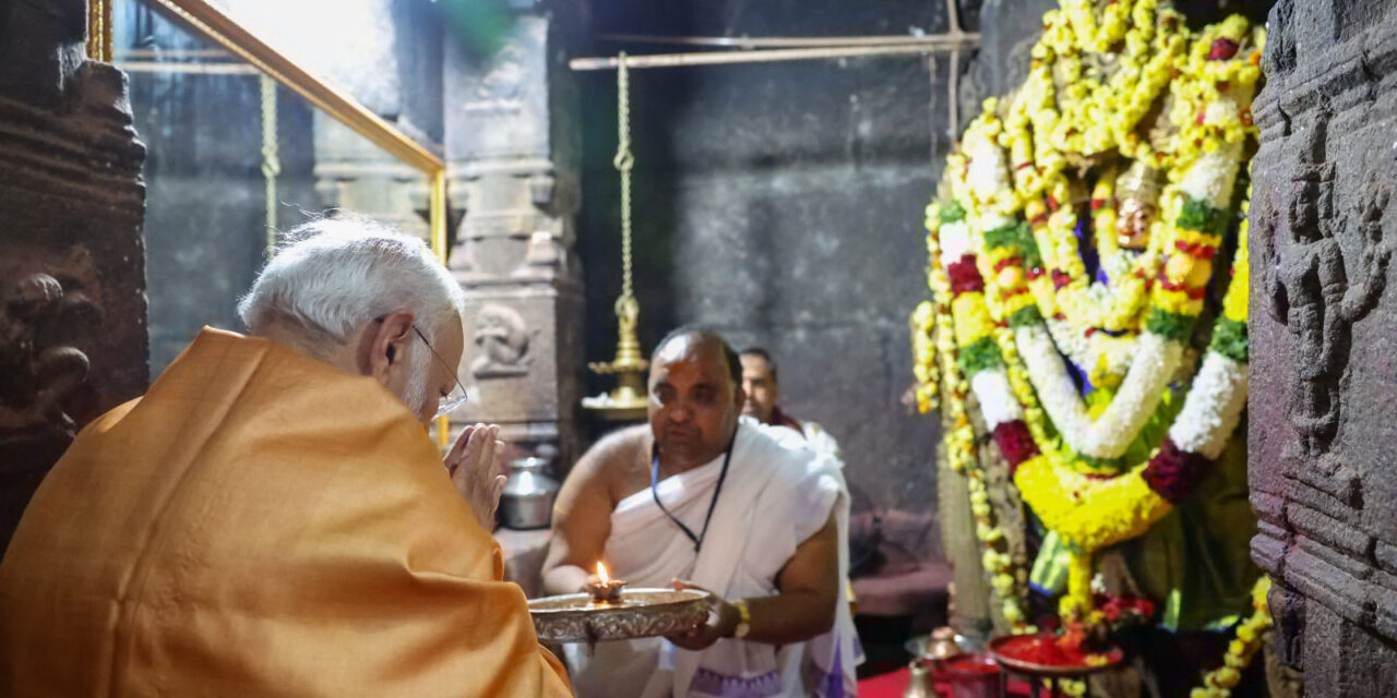 ಆಂಧ್ರಪ್ರದೇಶದ ಪುಟ್ಟಪರ್ತಿಯ ಲೇಪಾಕ್ಷಿಯಲ್ಲಿರುವ ವೀರಭದ್ರ ದೇವಸ್ಥಾನದಲ್ಲಿ ಪ್ರಧಾನಮಂತ್ರಿ ದರ್ಶನ ಮತ್ತು ಪೂಜೆ ನೆರವೇರಿಸಿದರು