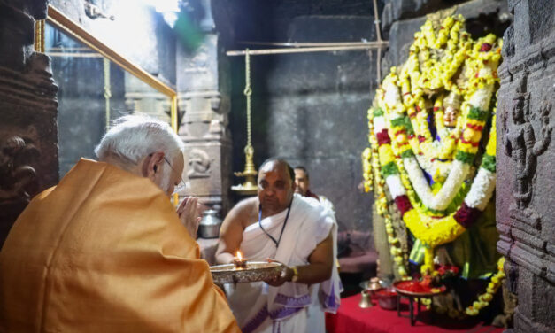 ಆಂಧ್ರಪ್ರದೇಶದ ಪುಟ್ಟಪರ್ತಿಯ ಲೇಪಾಕ್ಷಿಯಲ್ಲಿರುವ ವೀರಭದ್ರ ದೇವಸ್ಥಾನದಲ್ಲಿ ಪ್ರಧಾನಮಂತ್ರಿ ದರ್ಶನ ಮತ್ತು ಪೂಜೆ ನೆರವೇರಿಸಿದರು