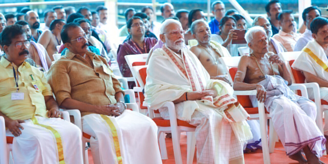 ಪ್ರಧಾನ ಮಂತ್ರಿಯವರು ಕೇರಳದ ತ್ರಿಪ್ರಯಾರ್‌ನಲ್ಲಿರುವ ಶ್ರೀ ರಾಮಸ್ವಾಮಿ ದೇವಸ್ಥಾನದಲ್ಲಿ ದರ್ಶನ ಮತ್ತು ಪೂಜೆಯನ್ನು ನೆರವೇರಿಸಿದರು
