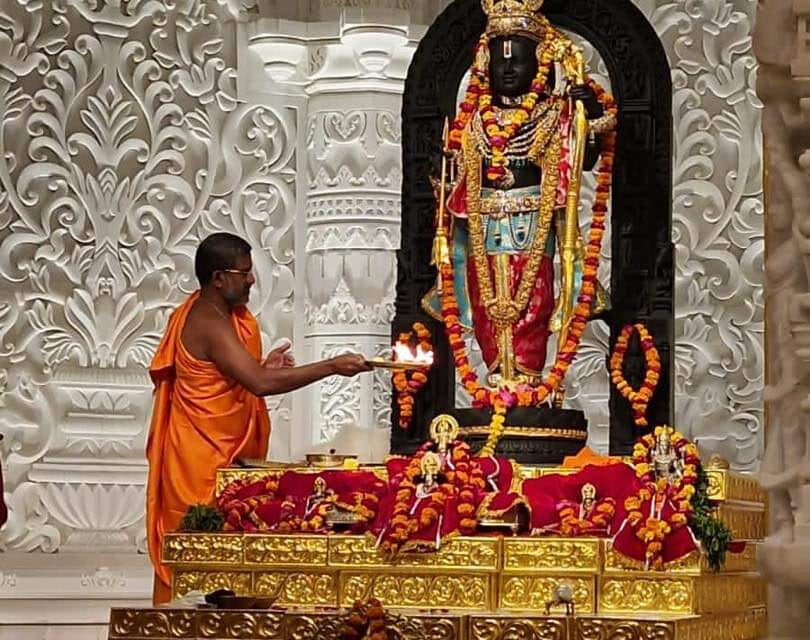ಪೇಜಾವರ ಮಠದ ಶ್ರೀ ವಿಶ್ವಪ್ರಸನ್ನ ತೀರ್ಥ ಶ್ರೀಪಾದರು  ಶ್ರೀರಾಮನಿಗೆ ಪೂಜೆ ಸಲ್ಲಿಸಿದ ಕ್ಷಣ