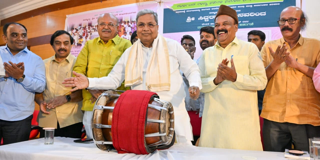 ಲೇಖಕ ಡಾ.ಎಂ.ಎಸ್.ಮುತ್ತುರಾಜ್ ಅವರ “ಮಂಗಳವಾದ್ಯ” ಕಾದಂಬರಿಯನ್ನು ಲೋಕಾರ್ಪಣೆಗೊಳಿಸಿದ -ಸಿ.ಎಂ.ಸಿದ್ಧರಾಮಯ್ಯ