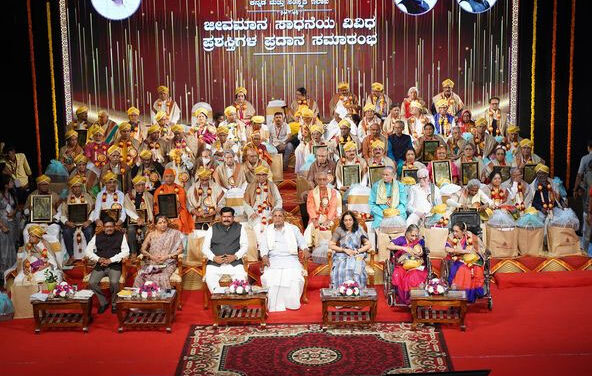 2021 ರಿಂದ 2024ನೇ ಸಾಲಿನ ಜೀವಮಾನ ಸಾಧನೆಯ ವಿವಿಧ ಪ್ರಶಸ್ತಿಗಳನ್ನು ನಾಡಿನ ವಿವಿಧ ಗಣ್ಯರಿಗೆ ಸಿ.ಎಂ.ಸಿದ್ಧರಾಮಯ್ಯ ಅವರು ಪ್ರದಾನ ಮಾಡಿದರು.