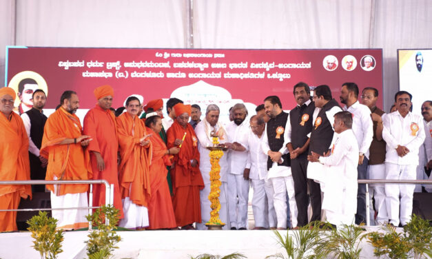 ಸಿ.ಎಂ.ಸಿದ್ಧರಾಮಯ್ಯ ಅವರನ್ನು ಅಭಿನಂದಿಸಿದ  ಶರಣ ಸ್ವಾಮೀಜಿಗಳು, ಗುರುಗಳು ಹಾಗೂ ವೀರಶೈವ – ಲಿಂಗಾಯತ ಮಠಾಧೀಶರು