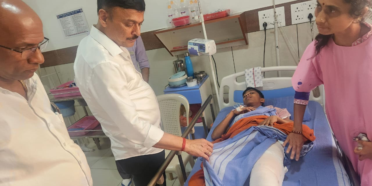 ಆಸ್ಪತ್ರೆಯ ತುರ್ತು ಚಿಕಿತ್ಸಾ ಘಟಕದಲ್ಲಿ ಚಿಕಿತ್ಸೆ ಪಡೆಯುತ್ತಿರುವ ಬಾಲಕನನ್ನು ಬಂಟ್ವಾಳ ಶಾಸಕರು ಭೇಟಿ ಮಾಡಿ ಆರೋಗ್ಯ ವಿಚಾರಿಸಿದರು