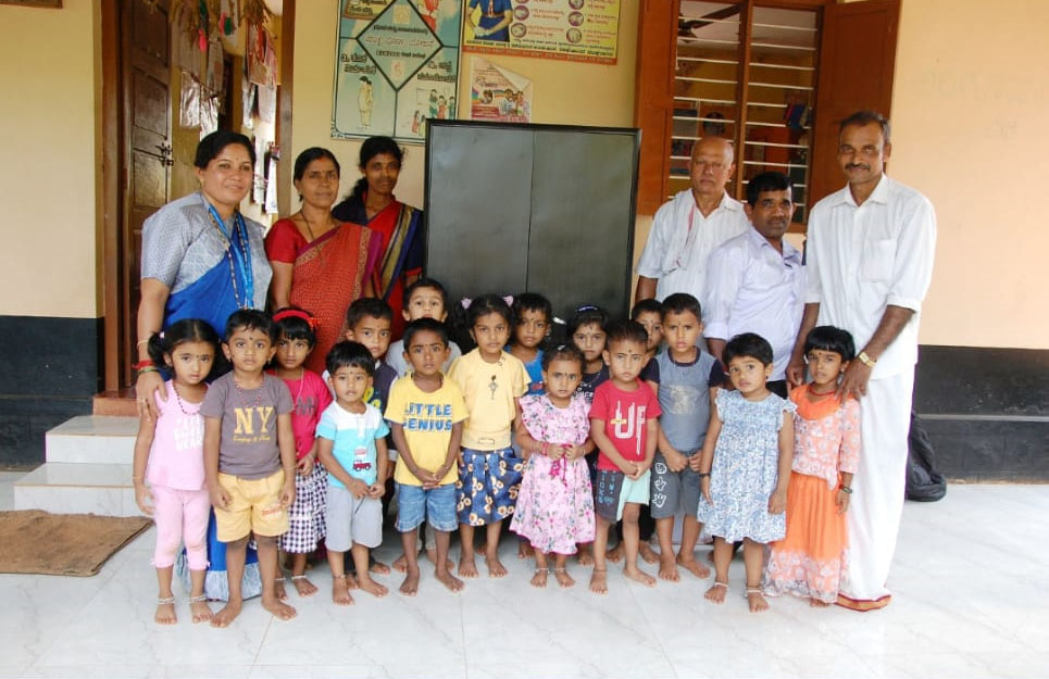 ಅಂಗನವಾಡಿ  ಕೇಂದ್ರಕ್ಕೆ ಸ್ಟೀಲ್ ಕಾಪಾಟು ಕೊಡುಗೆ