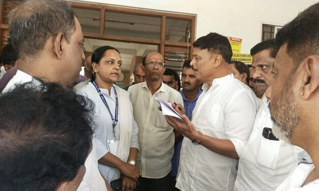 ಬಂಟ್ವಾಳ ತಾಲೂಕು ಆಡಳಿತ ಸೌಧದ ಮುಂಭಾಗ ರೈತರ ಪ್ರತಿಭಟನೆ