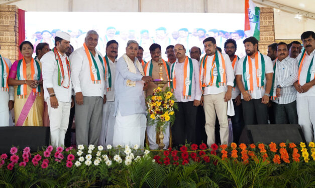 ವರುಣಾ ವಿಧಾನಸಭಾ ಕ್ಷೇತ್ರದ ಬಿಳಿಗೆರೆಯಲ್ಲಿ ಆಯೋಜಿಸಿದ್ದ ಸಾರ್ವಜನಿಕ ಸಭೆಯನ್ನು ಸಿ.ಎಂ.ಸಿದ್ಧರಾಮಯ್ಯ ಉದ್ಘಾಟಿಸಿದರು