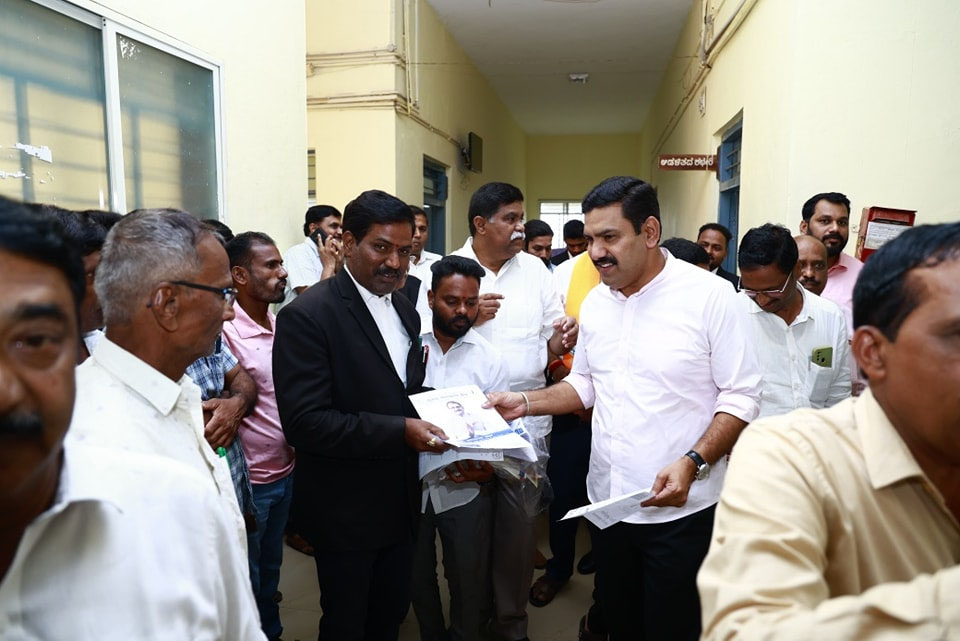 ಶಿಕಾರಿಪುರ: ಬಿಜೆಪಿ (ಎನ್.ಡಿ.ಎ) ಅಭ್ಯರ್ಥಿ  ಧನಂಜಯ ಸರ್ಜಿ  ಪರವಾಗಿ ಮತಯಾಚನೆ