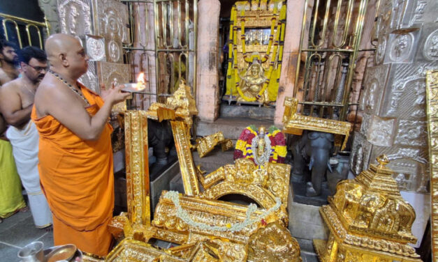 ಗುರು ರಾಘವೇಂದ್ರ ಸ್ವಾಮಿ ಮಠದ ಶಿಲಾಮಂಟಪಕ್ಕೆ ಭಕ್ತರಿಂದ ಬಂಗಾರದ ಕವಚ ಸಮರ್ಪಣೆ