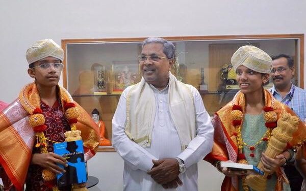 ರಾಜ್ಯಕ್ಕೆ ಪ್ರಥಮ ಹಾಗೂ ದ್ವಿತೀಯ ಸ್ಥಾನ ಪಡೆದ ವಿದ್ಯಾರ್ಥಿಗಳನ್ನು  ಸಿ.ಎಂ.ಸಿದ್ಧರಾಮಯ್ಯ ಸನ್ಮಾನಿಸಿದರು