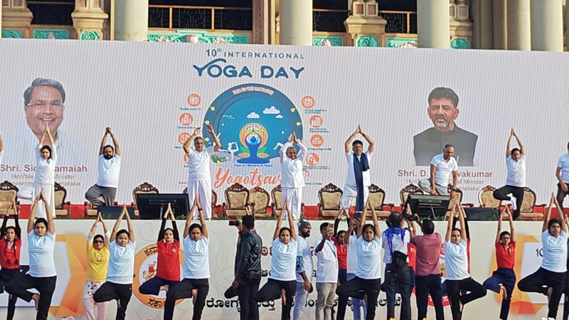 ವಿಧಾನಸೌಧದ ಎದುರು ಆಯೋಜಿಸಿದ್ದ ಯೋಗೋತ್ಸವʼ ಕಾರ್ಯಕ್ರಮ