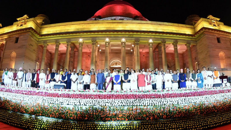 ಮೋದಿ ಸಂಪುಟದ ಸಚಿವರಾಗಿ 72 ಸಂಸದರು ಪ್ರಮಾಣವಚನ