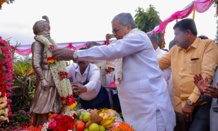 ಕೆಂಪೇಗೌಡರ ಪ್ರತಿಮೆಗೆ ಸಿ.ಎಂ.ಸಿದ್ಧರಾಮಯ್ಯ ಮಾಲಾರ್ಪಣೆ