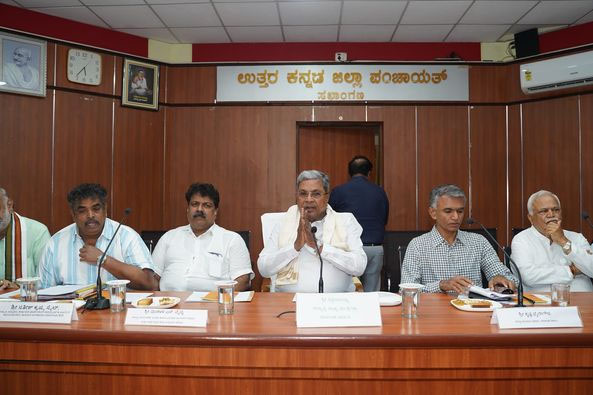 ಜಿಲ್ಲೆಯಲ್ಲಿ ರಾಷ್ಟ್ರಿಯ ಹೆದ್ದಾರಿ ಕಾಮಗಾರಿ ಪೂರ್ಣಗೊಳಿಸದೆ ಐ.ಆರ್.ಬಿ ಕಂಪನಿಯವರು ಟೋಲ್ ಏಕೆ ಸಂಗ್ರಹಿಸುತ್ತಿದ್ದೀರಿ? ಇದು ಸರಿಯಿಲ್ಲ- ಸಿ.ಎಂ.ಸಿದ್ಧರಾಮಯ್ಯ