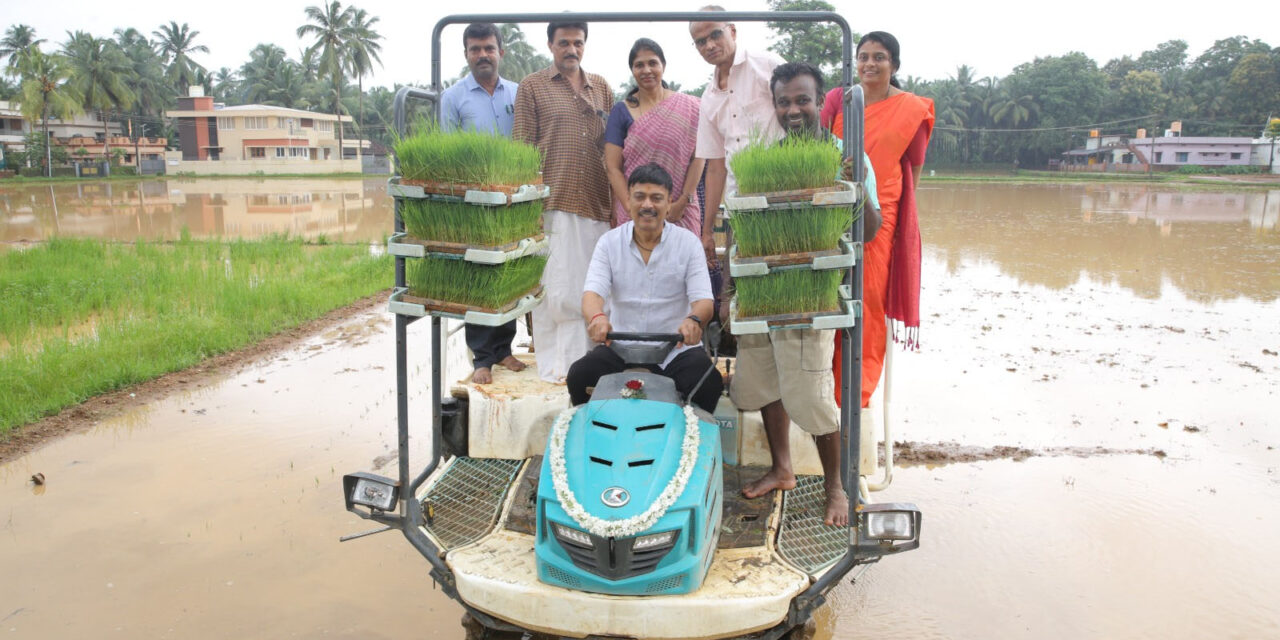 ಯಾಂತ್ರೀಕೃತ ಭತ್ತ ನಾಟಿಗೆ ಯಂತ್ರದ ಮೂಲಕ ನೇಜಿ ನೆಟ್ಟು -‌ ಶಾಸಕ ರಾಜೇಶ್ ನಾಯ್ಕ್ ಚಾಲನೆ