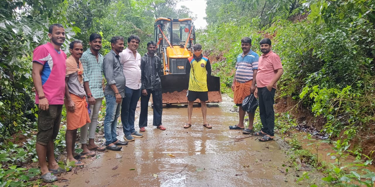 ಕೊಯಿಲ ಗ್ರಾಮದ ಅಂತರ ಬುರಾಲ್ ರಸ್ತೆಗೆ  ಗುಡ್ಡ ಕುಸಿತ – ಸ್ಥಳೀಯರಿಂದ ತೆರವು