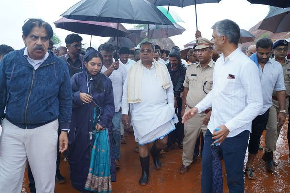 ಶಿರೂರಿನಲ್ಲಿ ಗುಡ್ಡ ಕುಸಿದು ಹಲವರು ಸಾವಿಗೀಡಾಗಿದ್ದು – ಸಿ.ಎಂ.ಸಿದ್ಧರಾಮಯ್ಯ ಅವರು ರಕ್ಷಣಾ ಕಾರ್ಯದ ಪರಿಶೀಲನೆ ನಡೆಸಿದರು