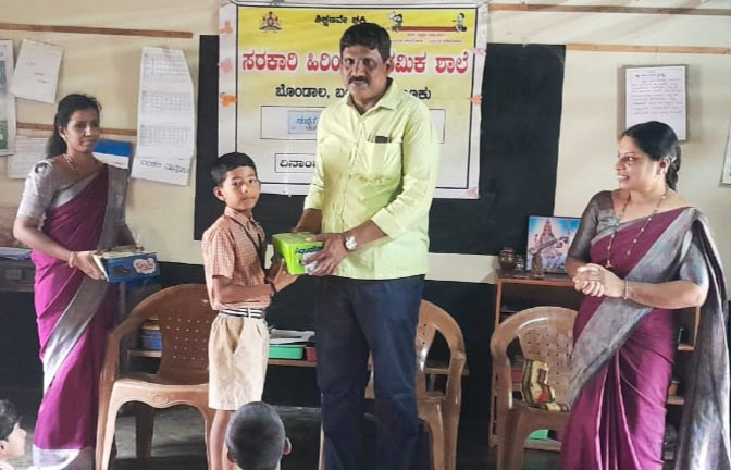 ಬೊಂಡಾಲ ಹಿ.ಪ್ರಾ.ಶಾಲೆಯಲ್ಲಿ ಶಾಲಾ ಮಕ್ಕಳಿಗೆ ಶೂ ಸಾಕ್ಸ್ ವಿತರಣೆ