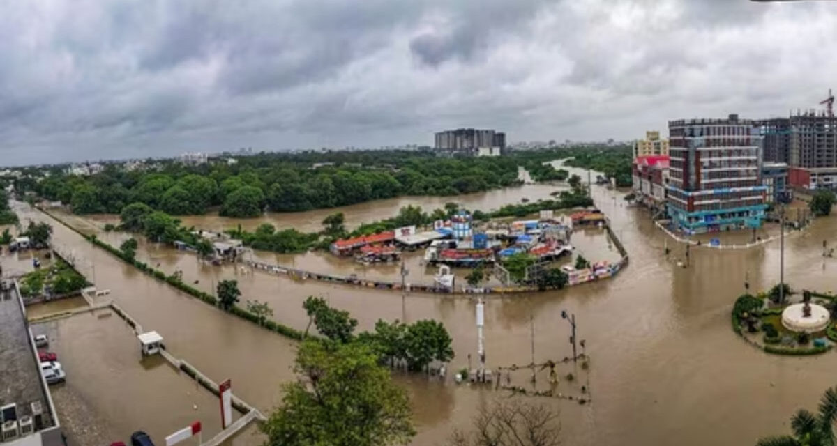 ಗುಜರಾತ್‌ನ ಹಲವು ಜಿಲ್ಲೆಗಳಲ್ಲಿ ರೆಡ್ ಅಲರ್ಟ್ – ಮಳೆಗೆ 15 ಸಾವು, 23 ಸಾವಿರ ಮಂದಿ ಸ್ಥಳಾಂತರ