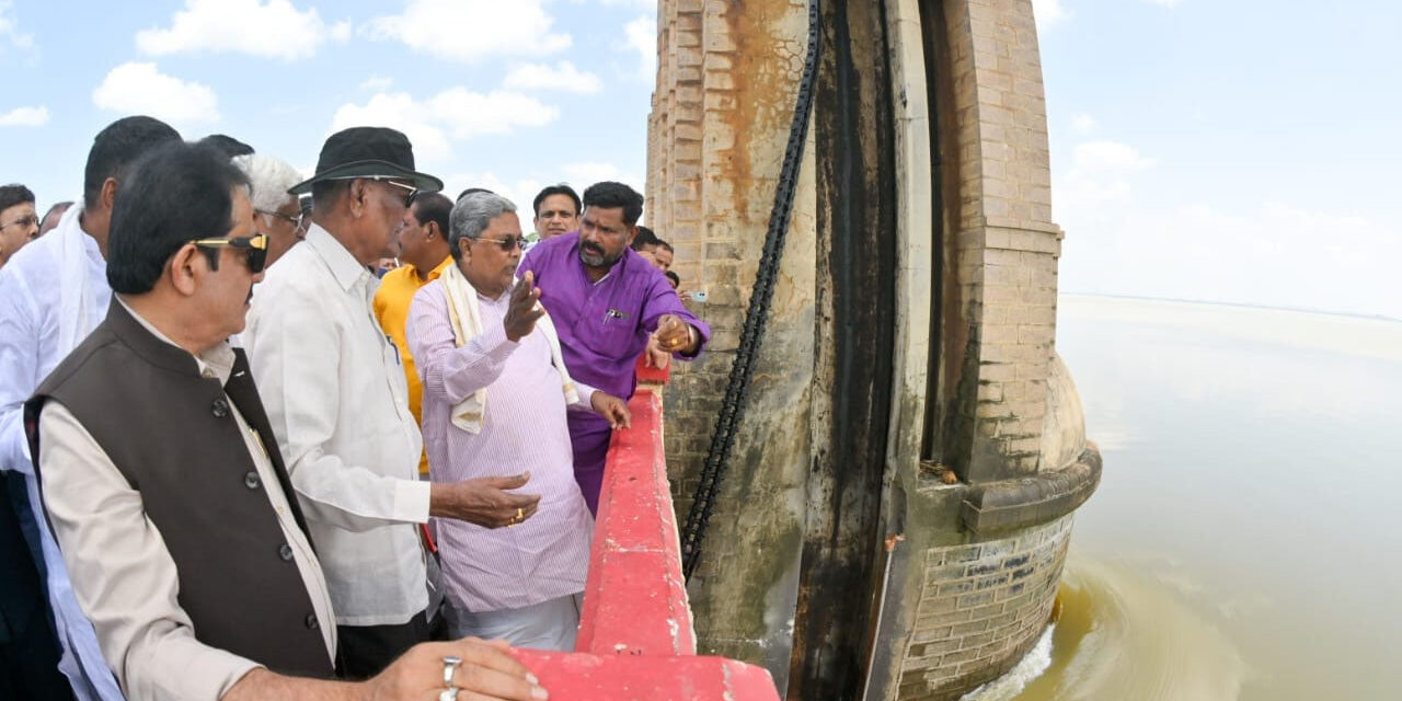 ತುಂಗಭದ್ರಾ ಜಲಾಶಯದ ಗೇಟ್ ಮುರಿದಿರುವ ಸ್ಥಳಕ್ಕೆ ಸಿ.ಎಂ.ಸಿದ್ಧರಾಮಯ್ಯ ಭೇಟಿ ನೀಡಿ ಪರಿಶೀಲನೆ