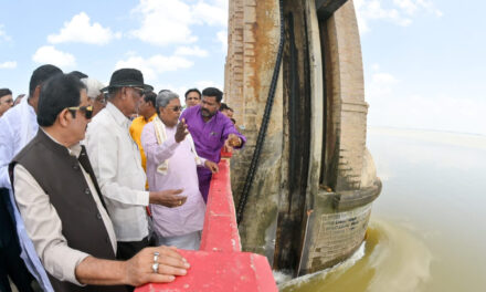 ತುಂಗಭದ್ರಾ ಜಲಾಶಯದ ಗೇಟ್ ಮುರಿದಿರುವ ಸ್ಥಳಕ್ಕೆ ಸಿ.ಎಂ.ಸಿದ್ಧರಾಮಯ್ಯ ಭೇಟಿ ನೀಡಿ ಪರಿಶೀಲನೆ