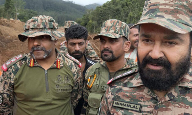 ಸೇನಾ ಸಮವಸ್ತ್ರ ಧರಿಸಿ ಕಾರ್ಯಾಚರಣೆ ಸ್ಥಳಕ್ಕೆ ಬಂದ ನಟ ಮೋಹನ್ ಲಾಲ್