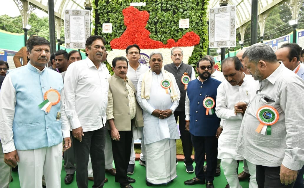 ಫಲಪುಷ್ಪ ಪ್ರದರ್ಶನ ಕಾರ್ಯಕ್ರಮವನ್ನು ಸಿ.ಎಂ.ಸಿದ್ಧರಾಮಯ್ಯ ಉದ್ಘಾಟಿಸಿದರು