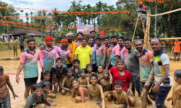 ಮಕ್ಕಳೊಂದಿಗೆ ಮಗುವಾಗಿ ಕೆಸರಿನಲ್ಲಾಡಿದ ಮಗು ಮನದ ಜಿಲ್ಲಾಧಿಕಾರಿ- ಮುಲೈ ಮುಗಿಲನ್