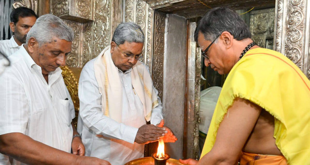 ಸಿ.ಎಂ.ಸಿದ್ಧರಾಮಯ್ಯ ಅವರು ತಾಯಿ ಚಾಮುಂಡೇಶ್ವರಿಯ ದರ್ಶನ ಪಡೆದು ವಿಶೇಷ ಪೂಜೆ ಸಲ್ಲಿಸಿದರು