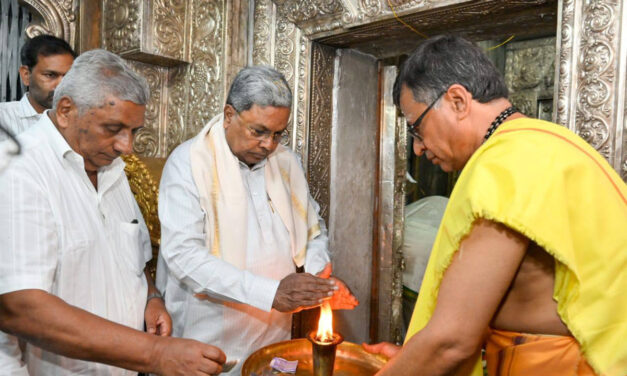 ಸಿ.ಎಂ.ಸಿದ್ಧರಾಮಯ್ಯ ಅವರು ತಾಯಿ ಚಾಮುಂಡೇಶ್ವರಿಯ ದರ್ಶನ ಪಡೆದು ವಿಶೇಷ ಪೂಜೆ ಸಲ್ಲಿಸಿದರು