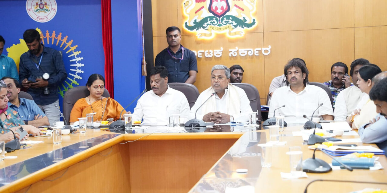 ಮಾನವ ಸರಪಳಿ ಮತ್ತು ಪ್ರಜಾಪ್ರಭುತ್ವ ಸಂಭ್ರಮ ಆಚರಣೆ ಕುರಿತಂತೆ ವಿಧಾನಸೌಧದಲ್ಲಿ ನಡೆದ ಪೂರ್ವಬಾವಿ ಸಭೆ