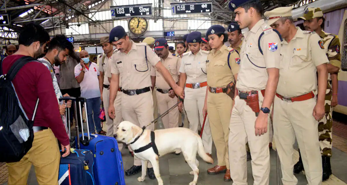 ಭಯೋತ್ಪಾದಕ ದಾಳಿ ಎಚ್ಚರಿಕೆ – ಮುಂಬೈನಾದ್ಯಂತ ಪೊಲೀಸರು ಹೈಅಲರ್ಟ್‌