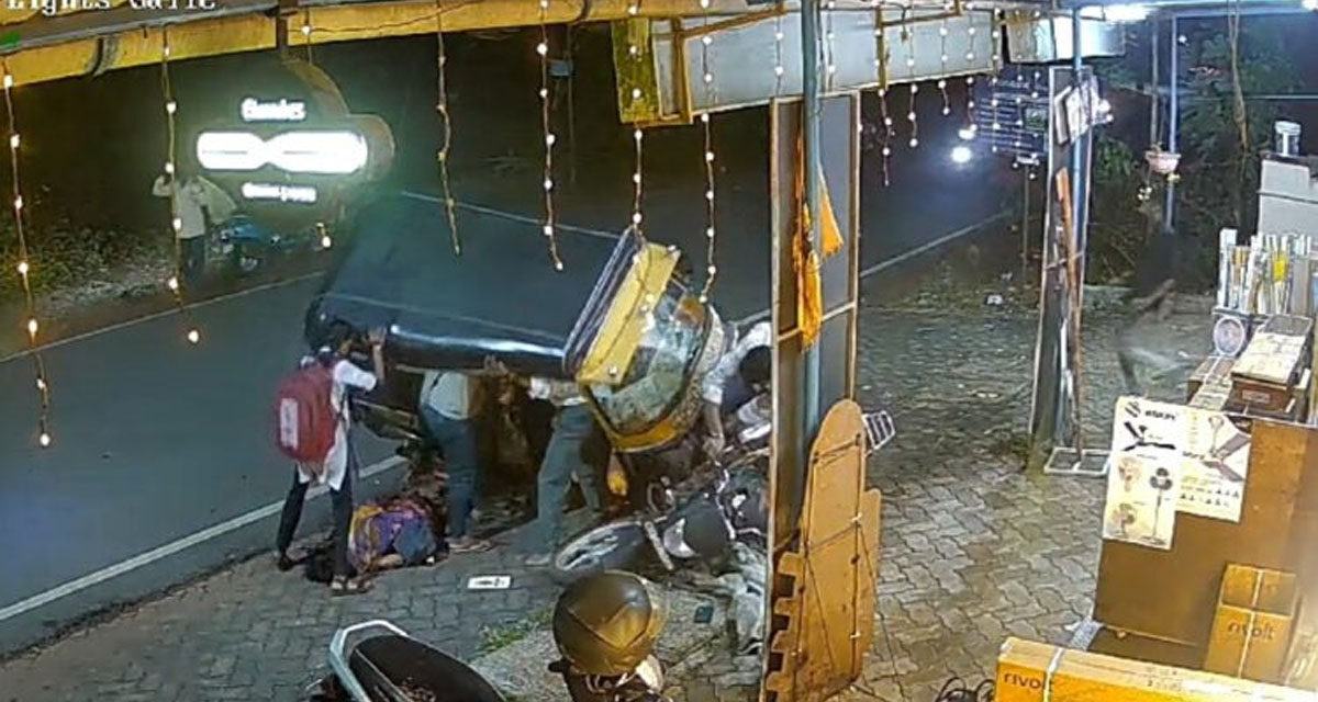 ಮಂಗಳೂರು: ರಸ್ತೆದಾಟುತ್ತಿದ್ದ ಮಹಿಳೆಗೆ ಆಟೊರಿಕ್ಷಾ ಢಿಕ್ಕಿ – ಆಟೋ ಎತ್ತಿ ತಾಯಿಯನ್ನು ಮೇಲಕ್ಕೆತ್ತಿದ ಪುತ್ರಿ