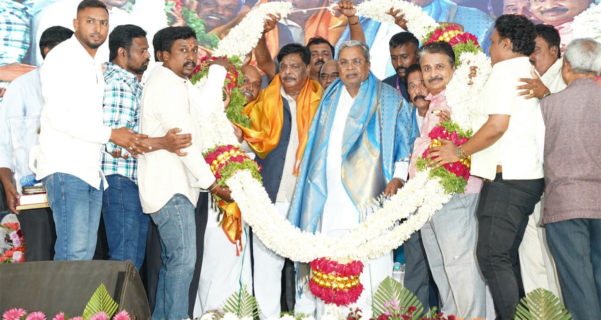245 ವೀಳ್ಯದೆಲೆ ಬೆಳೆಗಾರರಿಗೆ ತಲಾ 0.5 ಗುಂಟೆ ಜಾಗ ನೀಡುವುದು ಹಾಗೂ ಇತರೆ ಅಭಿವೃದ್ಧಿ ಕಾರ್ಯ ಉದ್ಘಾಟಿಸಿದ- ಸಿ.ಎಂ.