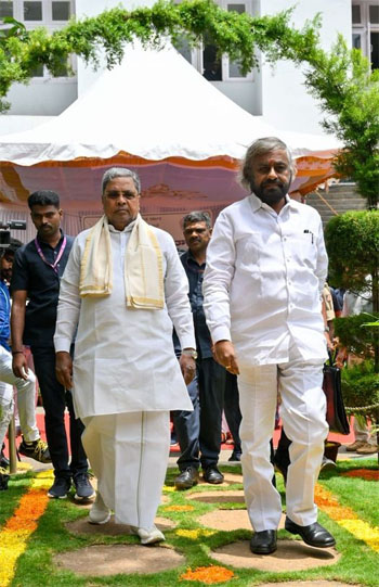 ಅರಣ್ಯ ಭವನದ ಬಳಿ ಮಾಧ್ಯಮ ಪ್ರತಿನಿಧಿಗಳ ಜೊತೆ ಸಿ.ಎಂ.ಸಿದ್ಧರಾಮಯ್ಯ – ಸುದ್ಧಿಗೋಷ್ಠಿ