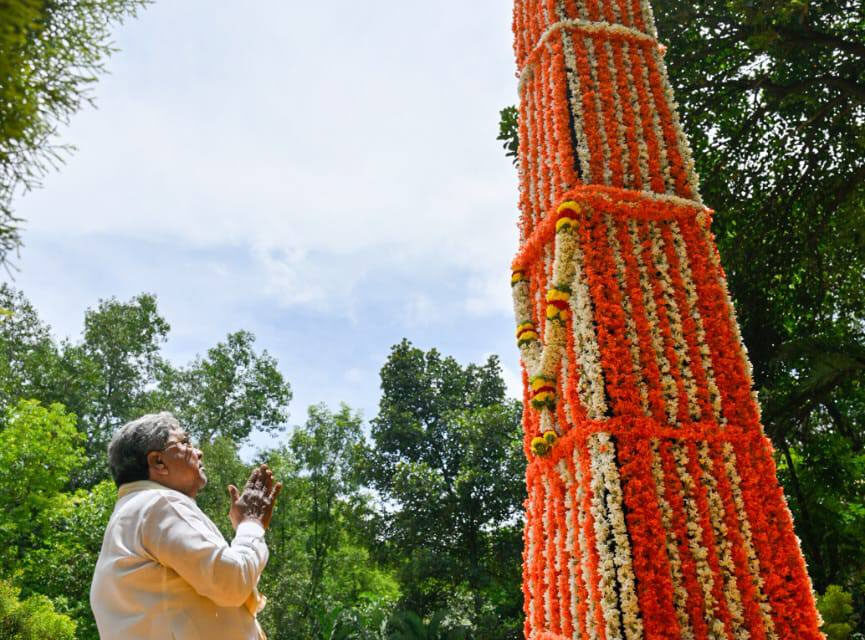 ರಾಷ್ಟ್ರೀಯ ಅರಣ್ಯ ಹುತಾತ್ಮ‌ರ ದಿ‌ನದ ಅಂಗವಾಗಿ ಹುತಾತ್ಮ ಅರಣ್ಯ ಸಿಬ್ಬಂದಿಗಳ ಸ್ಮಾರಕಕ್ಕೆ ಸಿ.ಎಂ.ಸಿದ್ಧರಾಮಯ್ಯ ಪುಷ್ಪನಮನ