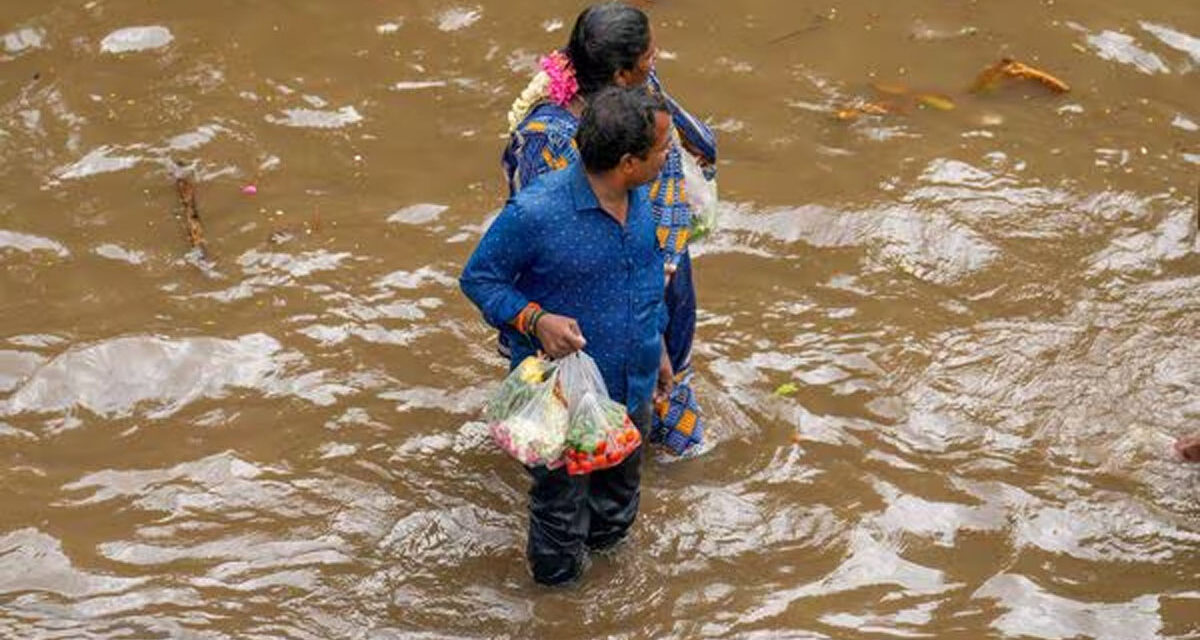 ತಮಿಳುನಾಡು ಭಾರೀ ಮಳೆ ಹಿನ್ನಲೆ ರೈಲು, ದೇಶೀಯ ವಿಮಾನ ಹಾರಾಟ ರದ್ದು