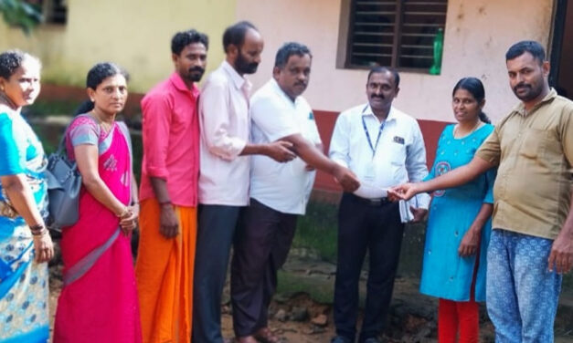 ಗ್ರಾಮಾಭಿವೃದ್ಧಿ ಯೋಜನೆಯಿಂದ  ಪರಿಹಾರ ಸಹಾಯಧನದ ಚೆಕ್  ಹಸ್ತಾಂತರ