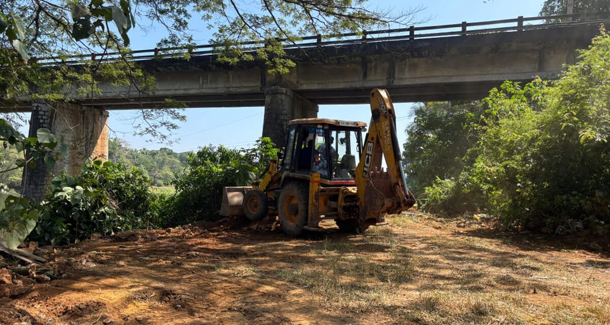 ಅಡ್ಡೂರು ಸೇತುವೆ ದುರಸ್ಥಿ ಕಾಮಗಾರಿಗೆ ಚಾಲನೆ: ಶಾಸಕ ರಾಜೇಶ್ ನಾಯ್ಕ್ ಉಪಸ್ಥಿತಿಯಲ್ಲಿ ಪೊಳಲಿ ದೇವಸ್ಥಾನದಲ್ಲಿ ಪೂಜೆ ಸಲ್ಲಿಸಿ ಕಾಮಗಾರಿ ಆರಂಭ