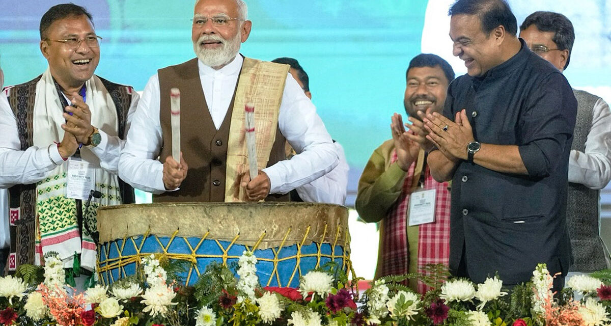 ಪ್ರಧಾನಮಂತ್ರಿ ಶ್ರೀ ನರೇಂದ್ರ ಮೋದಿಯವರು ಅಸ್ಸಾಂನ ಗುವಾಹಟಿಯಲ್ಲಿ ನಡೆದ ಜುಮೋಯಿರ್ ಬಿನಂದಿನಿ ಕಾರ್ಯಕ್ರಮದಲ್ಲಿ