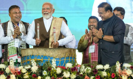 ಪ್ರಧಾನಮಂತ್ರಿ ಶ್ರೀ ನರೇಂದ್ರ ಮೋದಿಯವರು ಅಸ್ಸಾಂನ ಗುವಾಹಟಿಯಲ್ಲಿ ನಡೆದ ಜುಮೋಯಿರ್ ಬಿನಂದಿನಿ ಕಾರ್ಯಕ್ರಮದಲ್ಲಿ