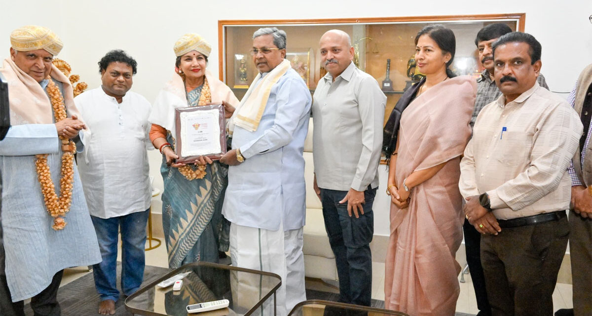 ನಟಿ ಶಬಾನಾ ಆಜ್ಮಿ ಅವರಿಗೆ ಪ್ರಶಸ್ತಿಪತ್ರ ಮತ್ತು 10 ಲಕ್ಷದ ಚೆಕ್ ನೀಡಿ ಗೌರವಿಸಿದ – ಸಿ.ಎಂ.
