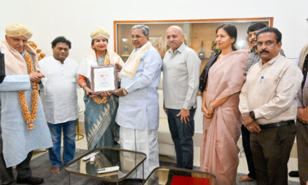 ನಟಿ ಶಬಾನಾ ಆಜ್ಮಿ ಅವರಿಗೆ ಪ್ರಶಸ್ತಿಪತ್ರ ಮತ್ತು 10 ಲಕ್ಷದ ಚೆಕ್ ನೀಡಿ ಗೌರವಿಸಿದ – ಸಿ.ಎಂ.