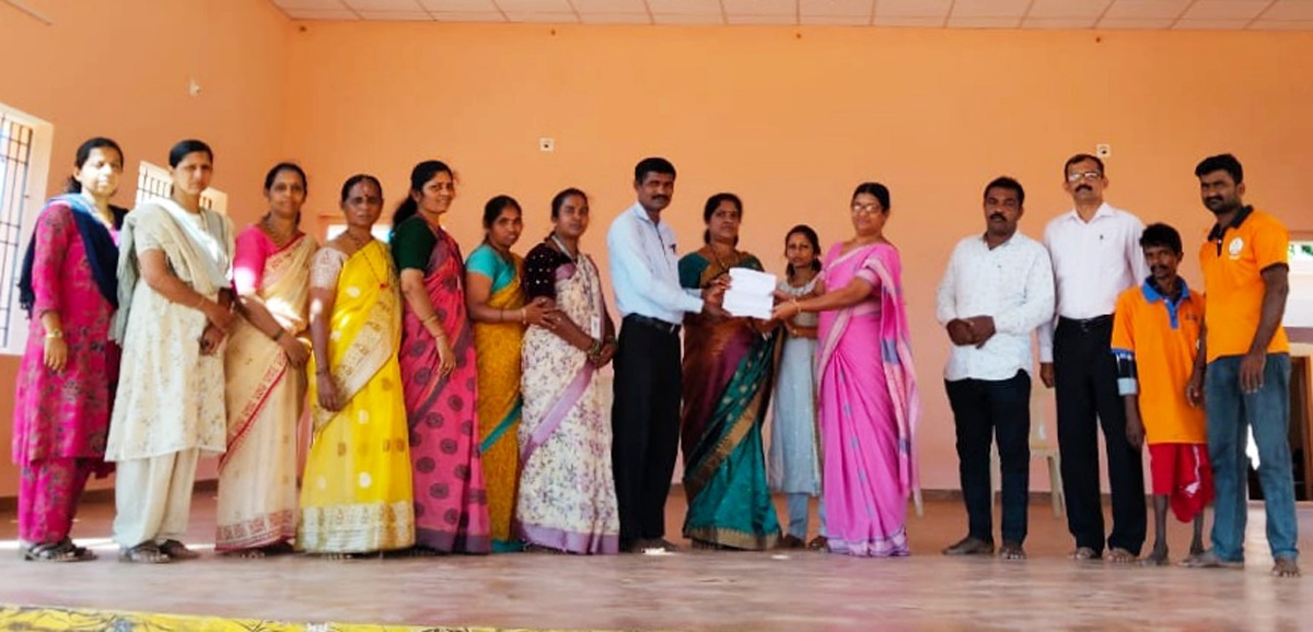 ಶಾಲಾ ರಂಗ ಮಂದಿರ ನಿರ್ಮಾಣ ಮಂಜೂರಾದ ಅನುದಾನದ ಮಂಜೂರಾತಿ ಪತ್ರ ಹಸ್ತಾಂತರ