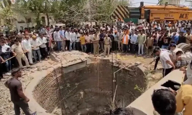 ಬೈಕ್‌ಗೆ ಡಿಕ್ಕಿಯಾಗಿ ಬಾವಿಗೆ ಬಿದ್ದ ವ್ಯಾನ್‌ – 11 ಮಂದಿ ದುರ್ಮರಣ